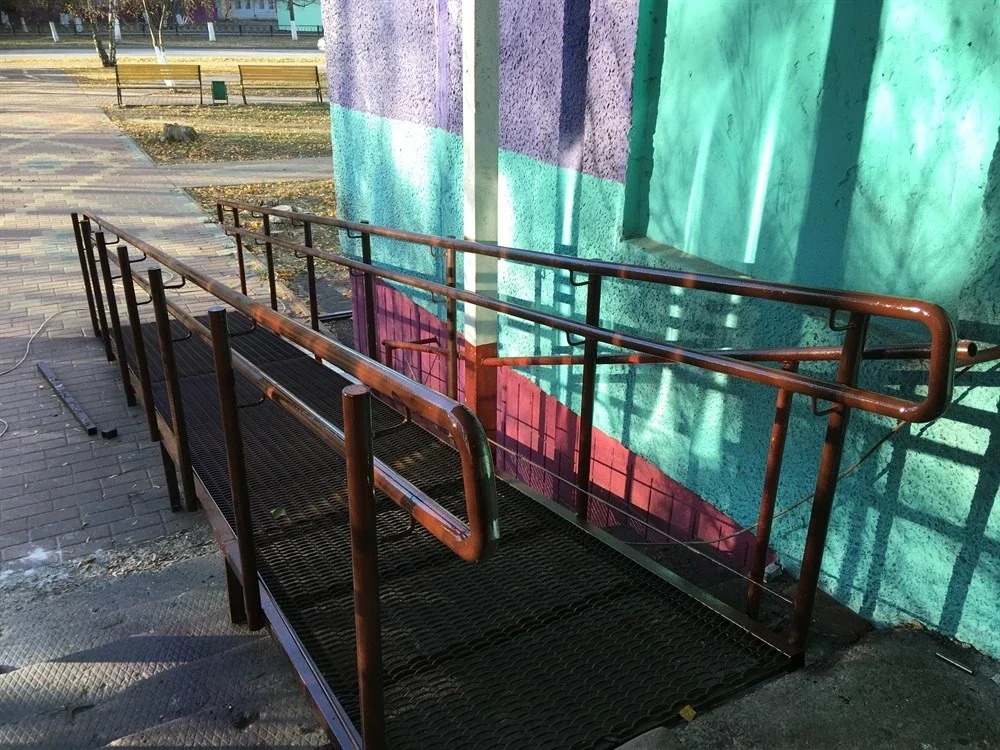 Наружный пандус для МГН (уличный, с ограждением) — установленный — rangli panjarali pandus