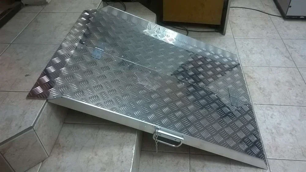 Металлическая противоскользящая решётчатая накладка на ступень — metall to'rsimon nakladka